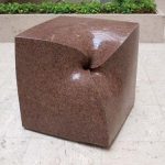 85×80×80cm　赤御影石