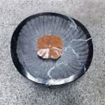 31×30×15cm　黒大理石、レッドトラバーチン、金箔