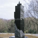 331×144×118cm　黒御影石