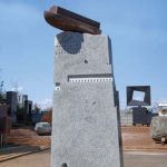 308×200×80cm　御影石