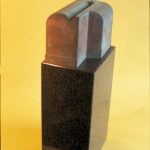42×19×13cm　ブロンズ、黒御影石