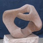 123×107×90cm　赤御影石