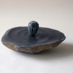 15×30×20cm　伊達冠石、黒御影石、金箔