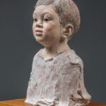 第96回2022 見る子・Ⅱ 52x30x25cm 彩色テラコッタ