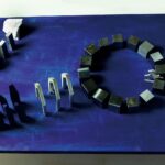 110×108×61cm　鉄、木、石