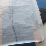 下絵を移したトレーシングペーパーを裏返して、カーボン紙を使って下絵の逆絵を銅板に移します。