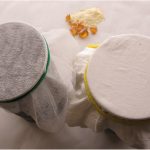 松脂の塊を乳鉢で砕き、ザラ目状、粉状にしたものを使い分けます。ザラメ状のものを振り落とす時は寒冷紗で、粉の場合は目の細かな布で蓋します。