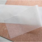 防食用シートを貼ります。シートは腐食しない線、帯、面などをカバーするために使います。途中、制作の進行に沿って取除きます。
