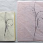 原寸のトレーシングペーパーにイメージを描き移します。この時に拡大しながら部分的にイメージの修正もします。
