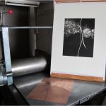 刷りは工房で最も大きいプレス機(ベッドプレート150×80㎝)を使用。安定感のあるプレス機で、版の良し悪しが表れ、作者を振り返らせてくれる信頼感のあるプレス機です。 ハーネミューレ全紙がノーカットで納まる点でも好都合なプレス機です。
