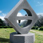 248×223×138cm　白御影石