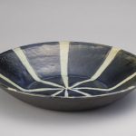 岡本ゆう（陶） 灰釉呉須ロウ抜皿 37.5×37.5×6.6