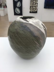 陶）　高橋隼哉  灰釉掛流壺