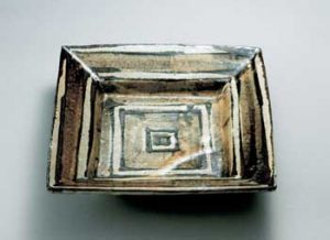 濱田庄司 鉄絵角皿 （益子） 東京国立近代美術館蔵
